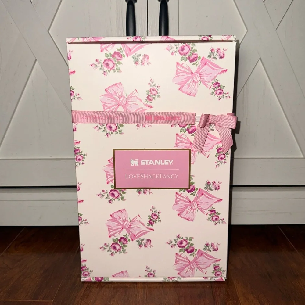 Stanley x Love Shack Fancy Holiday Quencher 20 oz Rosa Beaux Pink - Picture 11 of 11